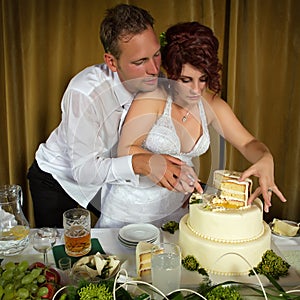 Cutting the wedding cake