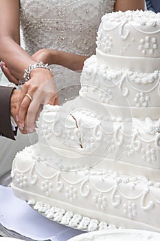 Cutting the weddingcake photo