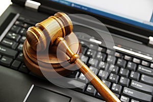 Los jueces mazo en un ordenador portátil (derecho cibernético)