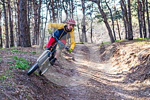 Jízda na kole cyklista v jasný oblečení na koni hora kolo na hrana z sklon. aktivně životní styl 