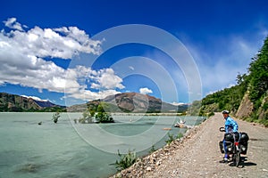 Cycling in Patagonia towards Fitz Roy