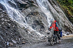 Cycling through the Tiger Leaping gorge