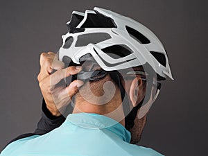 Cyclist adjusts the size of the helmet