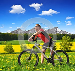 Cyclist with the mountain bike