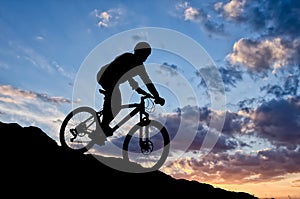 Cyklista v západ slunce 