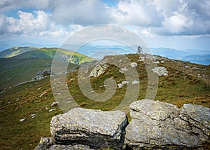 Cyklista na vrcholu hory Králova Hola na Slovensku.