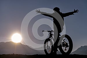 The cyclist who says goodbye to the sun