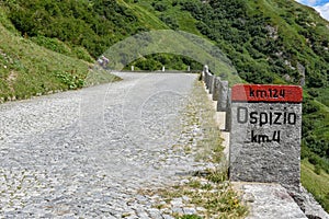 Ciclisti lungo vecchio strade da collegare sul svizzero Alpi 