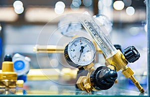 Cylinder gas reducers with pressure gauge