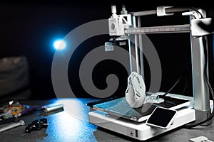 3D printing machine, 3D printer prints a new model