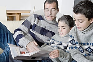 Dad and kids reading magazine