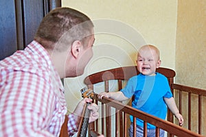 Dad plays guitar to console his crying son