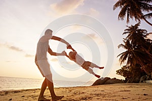 Papà un un figlio sul sabbia sul Spiaggia sul tramonto 