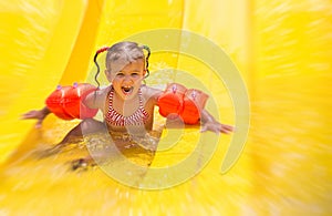 Dad teaches a little daughter to swim