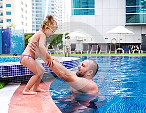 Dad teaches a little daughter to swim