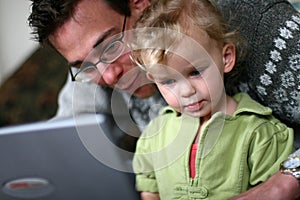 Papà un un bambino sul 