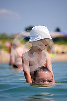 The daddy with the child in the sea