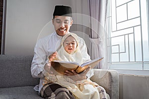 Daddy teach her daughter to read quran
