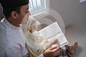 Daddy teach her daughter to read quran