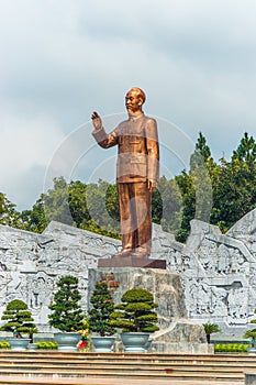 Dai Doan Ket Square Quang truong lon, is located in the center of Pleiku city in Gia Lai province. Wide square with bronze