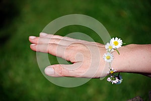 Daisy chain bracelet