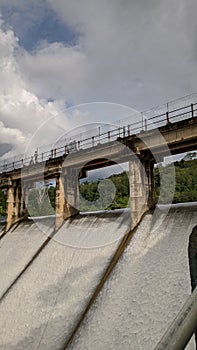 A dam that flows swiftly has beauty to draw , taking photos with cellphones that are still inadequate