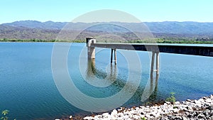 The dam, in this landscape the water stands out, the note of small rocks is ranked, the mountain mountains and a central viewpoint