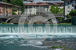 Dam with movable bulkheads
