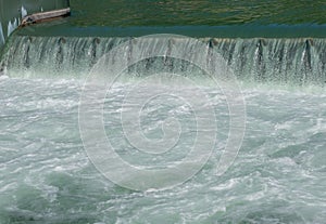 Dam with movable bulkheads