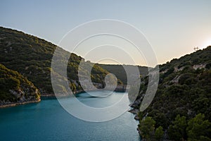 Presa de sobre el en medio de bosques en Europa Francia orzuelo azur, en el verano sobre el 