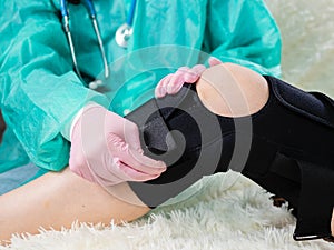 Damage to the internal ligaments of the knee joint in a patient. Meniscus injury. The doctor puts an orthosis on the