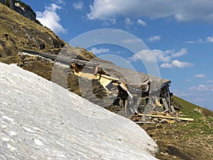 Damages to mountain farms caused by snowy avalanches in the Appenzellerland region SchÃ¤den durch verschneite Lawinen