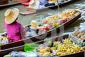 Damnoen Saduak floating market, Ratchaburi, Thailand photo