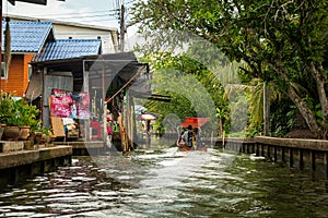 Damnoen Saduak Floating Market, tourists visiting by boat, located in Bangkok, Thailand