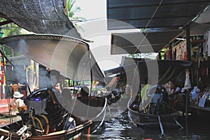 Damnoensaduak Floating market