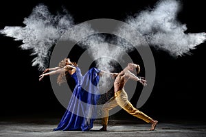 Dance duet with the powder mixtures in the dark.