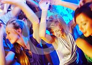Un grupo de jóvenes bailando en una discoteca.