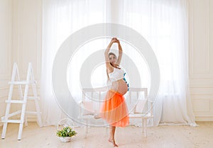 The dancing pregnant woman