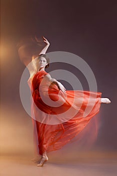 Danza una donna 