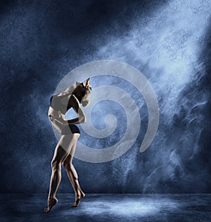 Tanec žena pózovanie v expresívne šport tanec 