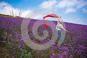 Danza una donna sbalorditivo il grande lavanda 