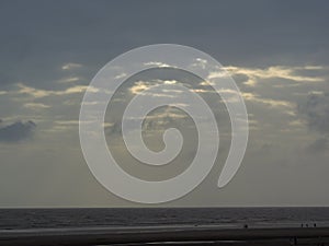 Dandy Spiaggia sul alba nuvoloso il cielo copertura il sole turismo Spiaggia vacanza storico 