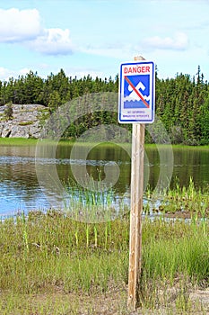 A danger, no swimming sign in both english and french