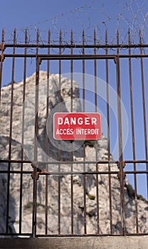 Danger sign in french