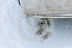 dangerous freezing of the exhaust pipe of the car in extreme cold during long parking and heating of the passenger compartment