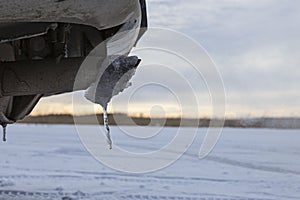 dangerous freezing of the exhaust pipe of the car in extreme cold during long parking and heating of the passenger compartment