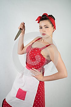 Nebezpečný hore gazdinka v starodávny bodka šaty stojany obrovský kuchyňa nôž v jej ruky 