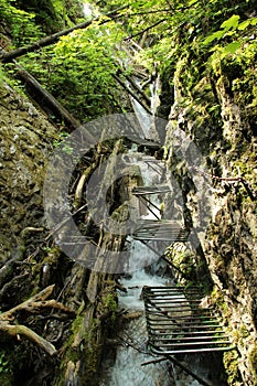 Nebezpečný chodník cez vodopád s oceľovými rebríkmi v Národnom parku Slovenský raj, Slovensko