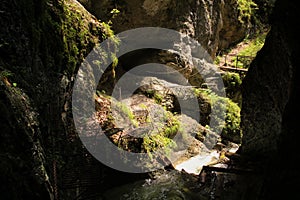 Nebezpečná stezka přes vodopád s dřevěnými žebříky v národním parku Slovenský ráj, Slovensko
