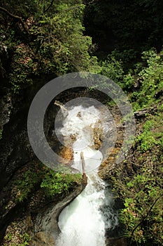 Nebezpečný chodník cez vodopád s drevenými rebríkmi v Národnom parku Slovenský raj, Slovensko